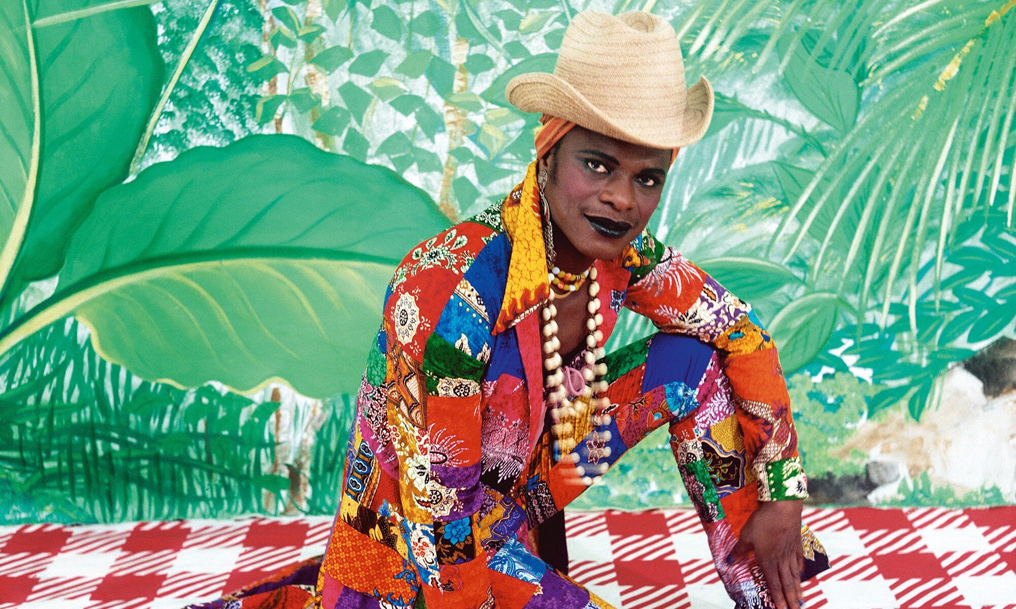 Samuel Fosso, La femme libérée américaine dans les années 70 (The liberated American woman of the 1970s) 1997 from the series Tati, shown at Africa Remix